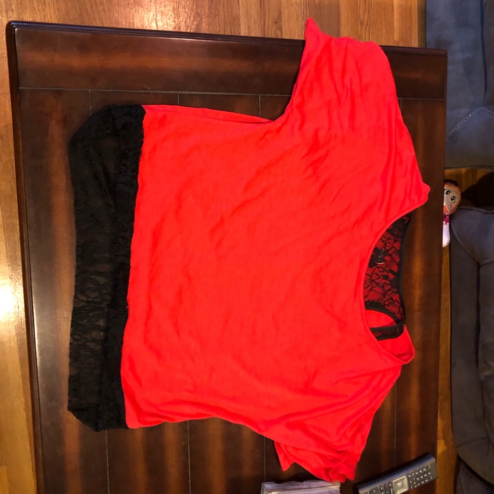 Short sleeve laced lines top